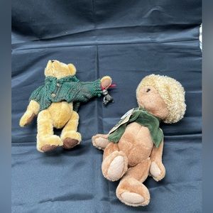 2 Boyds Bears with green sweater and scarf